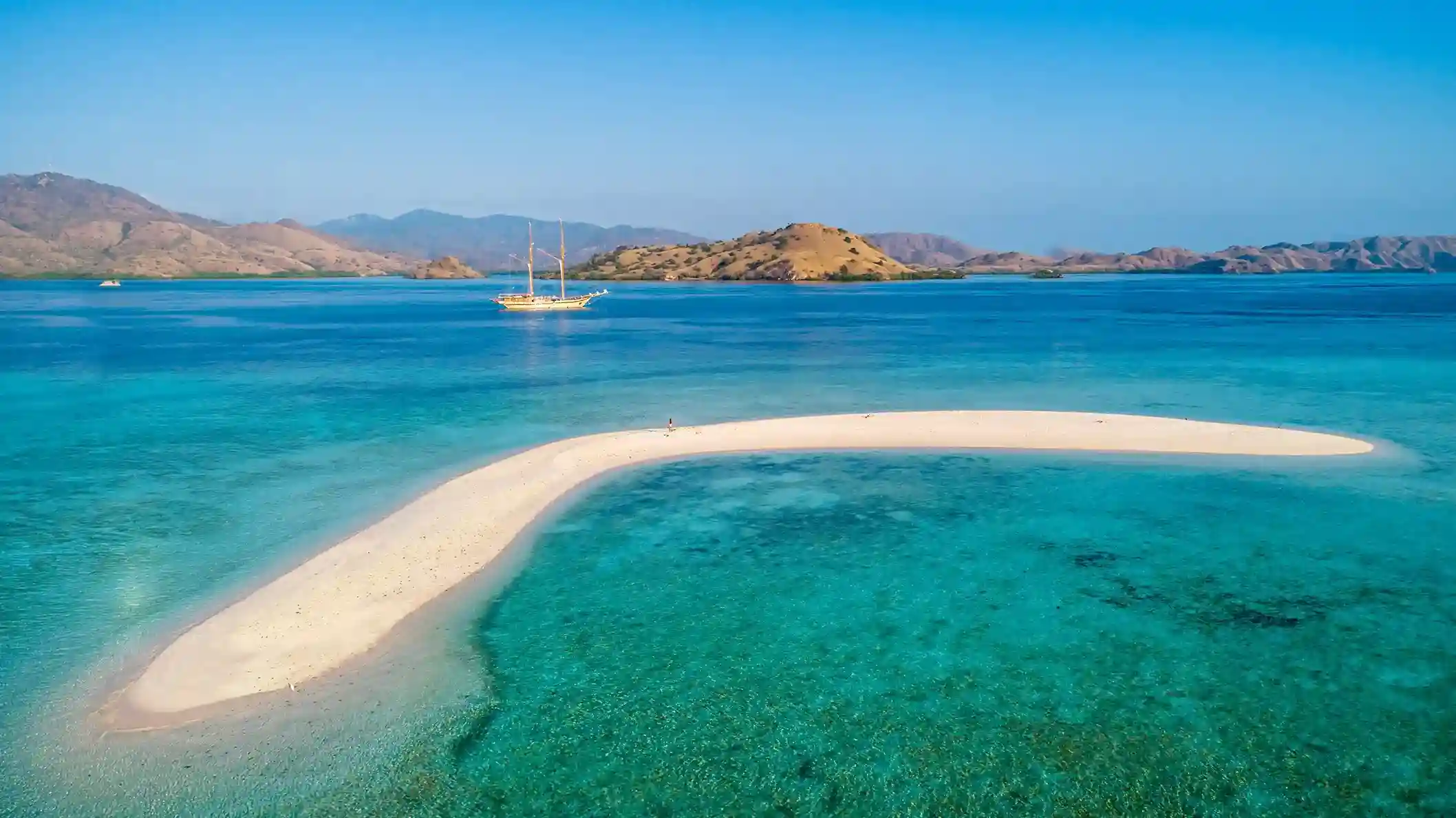 Taka Makassar Island Komodo Taka Makassar - Sandbar Paradise in Komodo National Park